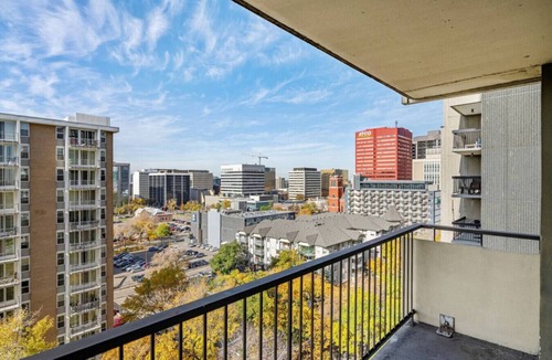Downtown Edmonton Apartment | Central DT 2BR » Free Parking » Billiards » Gym