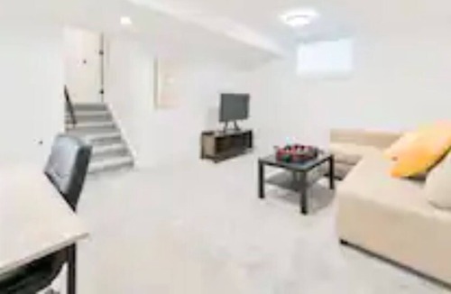 Calgary House | Central Home 2min>DT Core | KING Bed | Fresh Reno!