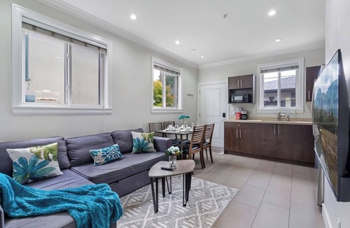 Vancouver South Condo | Central Main Street Home Minutes from QE Park