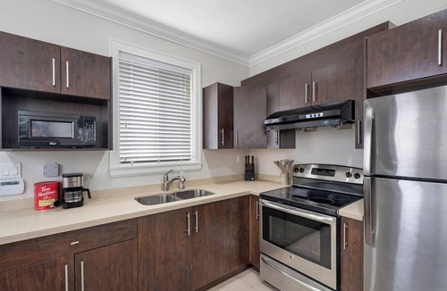 Vancouver South Condo | Central Main Street Home Minutes from QE Park