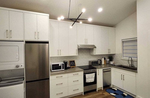 Sunset House | Central & Modern 2 Bedroom Whole House In Vancouver - 10 mins to DT & airport