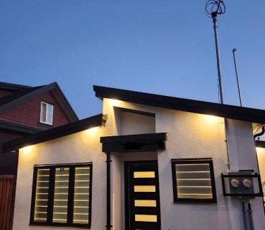 Sunset Apartment | Central & Modern Whole House in Vancouver