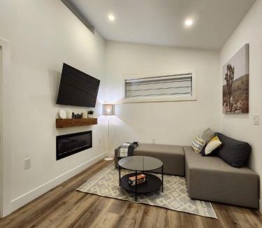 Sunset Apartment | Central & Modern Whole House in Vancouver