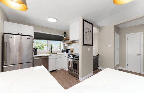 North Central Edmonton House | Central property/NAIT/Royal Alex hospital/Rogers place/WEM/Sleeps 16