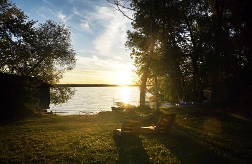 Drummond-North Elmsley Cottage | Century old log cabin on the beach
