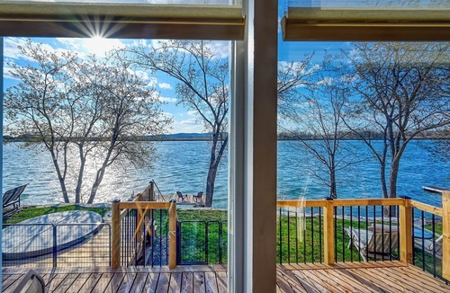 Saint-Mathias-sur-Richelieu Cottage | Chalet Sunset by the Richelieu River : Waterfront Views, Tranquility & Comfort