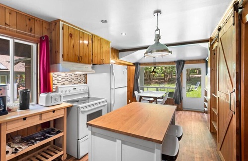 Sainte-Lucie-des-Laurentides Ski Chalet | Chalet Mon Repos - Lac Sarrazin with boats