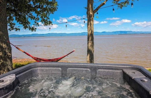 Cap-Saint-Ignace Ski Chalet | Chalet #9 Waterfront with Spa, Fireplace, Wifi & AC