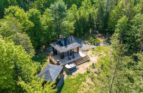 Saint-Alphonse-Rodriguez House | Chalet Hello| Private Lake Access | Hot Tub | EV