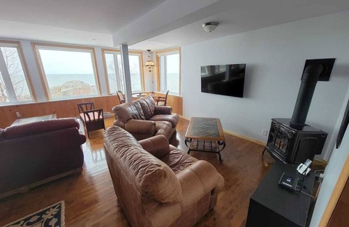 Saint-Simon Ski Chalet | Chalet Douillet Avec Foyer, Directement sur le Bord du Fleuve, à 15 min du Bic !