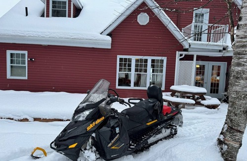 Beaulac-Garthby Ski Chalet | Chalet de la Baie with spa and sauna, waterfront
