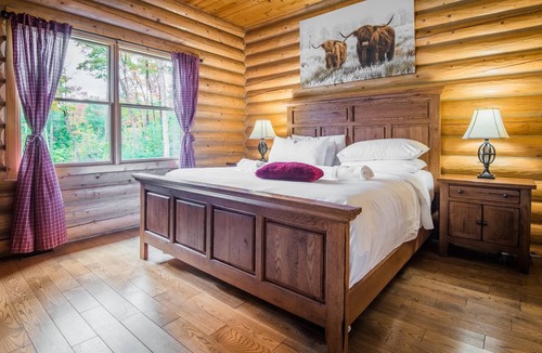 Riviere-Rouge Ski Chalet | Chalet Deer Lodge - 5 Bedrooms with Lake Access, Hot Tub and Pool Table