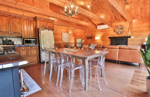 Chertsey Cabin | Chalet en pleine nature avec 80 acres de terrain et SPA!