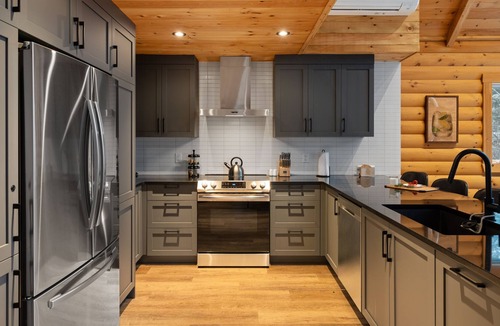La Minerve Ski Chalet | Chalet Hummingbird on the Lake with Private Beach and Hot Tub