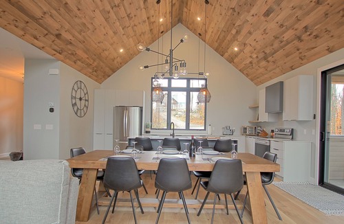 Saint-Faustin-Lac-Carre Ski Chalet | Chalet in the mountains, on the golf course and near skiing.