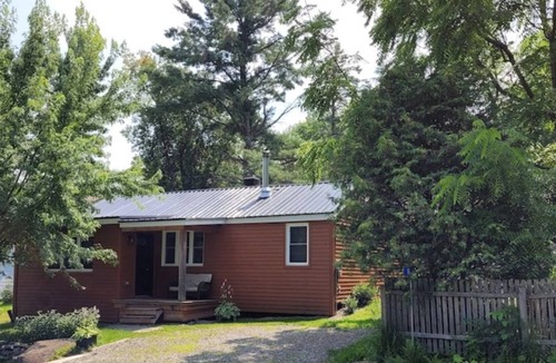 Lac-Brome Ski Chalet | Chalet Lac Brome, close to the lake with fireplace in the living room and swimming pool