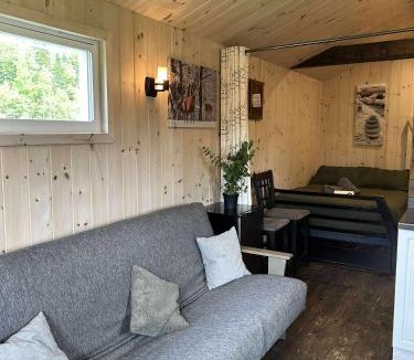 Notre-Dame-Auxiliatrice-de-Buckland House | Chalet le Coyote Lac, Micro Ferme, Sentier Du Domaine, Vue Sur Les Monts, Idéal 2 4 Personnes