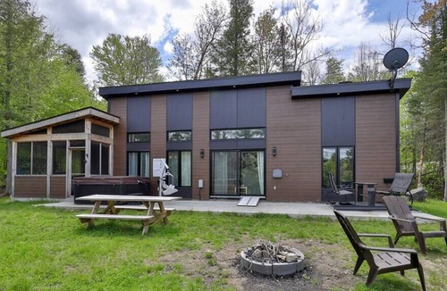 Chertsey Ski Chalet | Chalet le loup- SPA- Bord du lac lili- Petfriendly