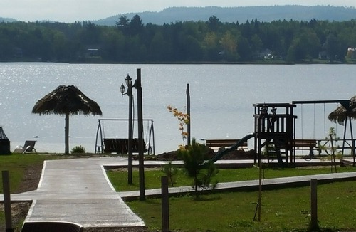 Larouche Ski Chalet | Chalet Marie-Kate on the edge of the Lake
