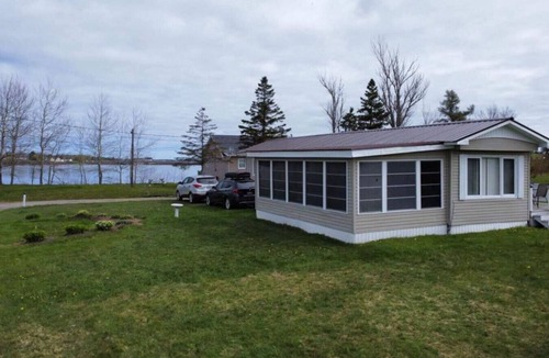 Sainte-Anne-de-Kent Apartment | Chalet Relaxation - Cottage with Beach View in Bouctouche Sud