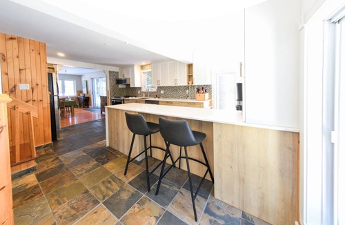 Saint-Colomban Ski Chalet | Chalet Rustique sur un Grand Terrain Boisé et Isolé Bordé par une Petite Rivière