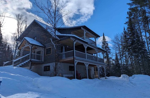 Otter Lake Cottage | Chalet St-Aubin : Luxurious Lakeside Log Home