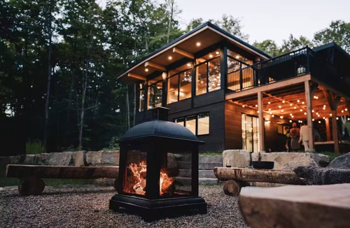 Labelle Ski Chalet | Chalet Van Haven – Spacious Mountain Chalet w/Hot Tub, Lake Access & Game Room