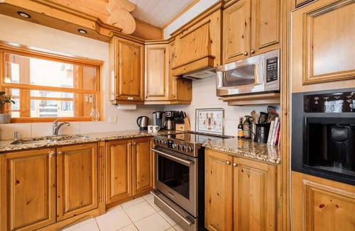 Fiddler Lake Resort Ski Chalet | Chalet White Rabbit at Fiddler Lake with private spa, sauna, and pool