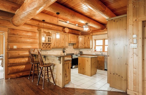 Fiddler Lake Resort Ski Chalet | ChaletsOais Luxury lakefront 5 bedroom log home with private hot tub
