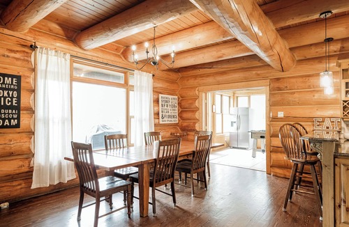 Fiddler Lake Resort Ski Chalet | ChaletsOais Luxury lakefront 5 bedroom log home with private hot tub