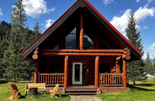 Golden House | Chancellor Peak 1BR and Loft Wooden Cabin near Lake Louise