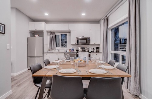 North Central Edmonton House | Chandler - Central 5 Bdrm Home, Workspaces & Wifi