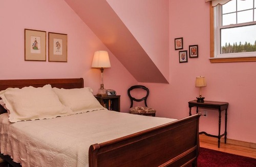 North River Bridge Hotel | Chanterelle Inn & Cottages featuring Restaurant 100 KM