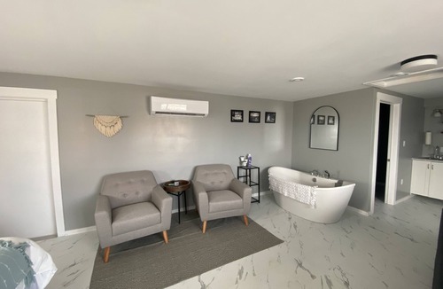 Souris Hotel | Chapel Suites - Deluxe King Suite