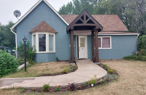 Wetaskiwin House | Character home with 1 bedroom for short term rental.