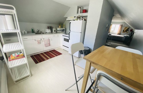 Saanich House | character Loft Close to DT & Uvic