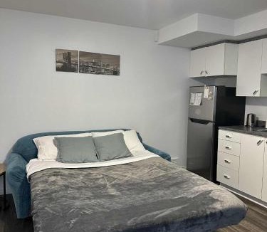 Saint-Hubert Apartment | Charmant appartement au sous-sol