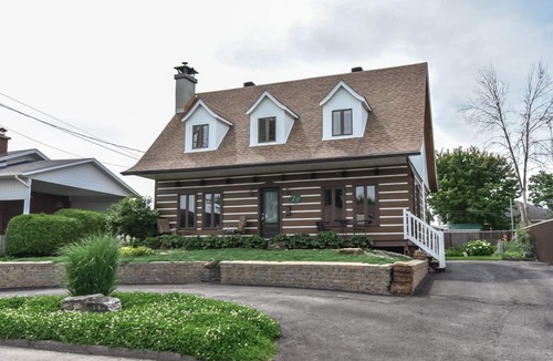 St. Jerome Cottage | Charmante, spacieuse maison canadienne/Charming and very spacious Canadian house