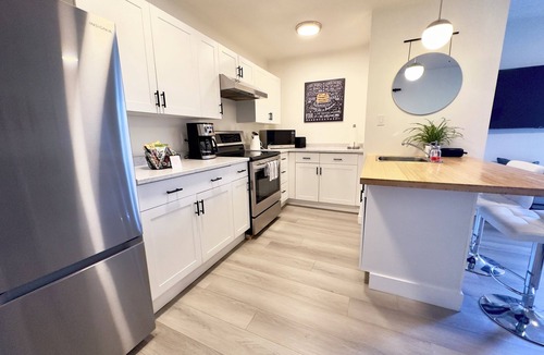 Departure Bay House | Charming 1 bdrm garden suite with laundry just 5 km from ferries and hospital!