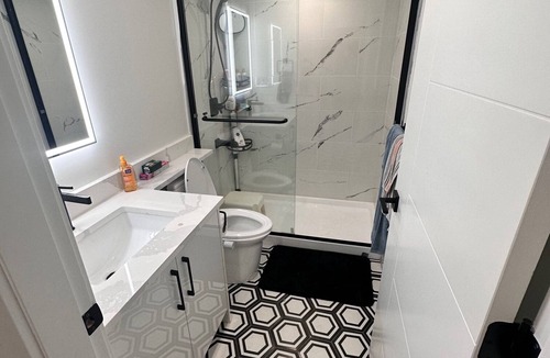 Delta House | Charming 1-bedroom with dedicated bathroom in superb Delta with WiFi, AC