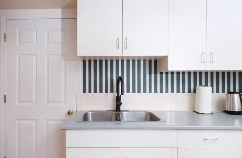 South Surrey Apartment | Charming 1 br Retreat in South Surrey White Rock