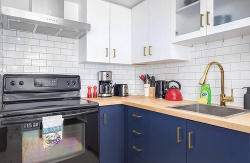 King West Village House | Charming 1BD Townhouse Near Lake