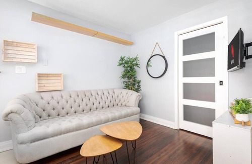 King West Village House | Charming 1BD Townhouse Near Lake