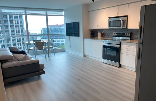 Fort York Condo | Charming 2 Bed/2 Bath condo + office. Close to everything in Downtownn