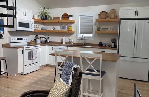 Pointe-du-Chene Cottage | Charming 2-bedroom cottage with AC in Pointe-du-Chêne