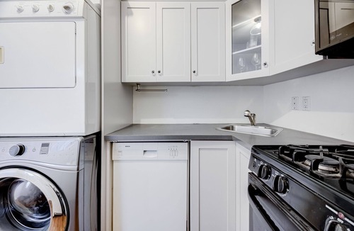 Cabbagetown Apartment | Charming 2-bedroom, 1 bath apartment in historic Cabbagetown