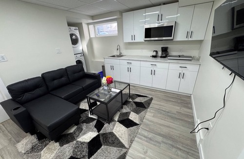 Transcona Apartment | Charming 2-bedroom apartment in wonderful Devonshire area of Winnipeg with WiFi
