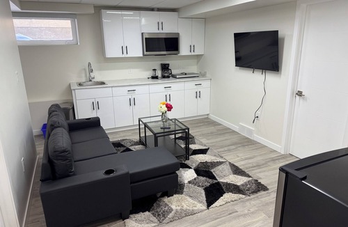 Transcona Apartment | Charming 2-bedroom apartment in wonderful Devonshire area of Winnipeg with WiFi