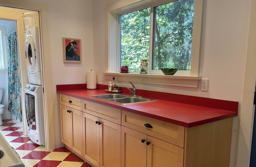 Courtenay House | Charming 2 bedroom cottage steps from Nature Park