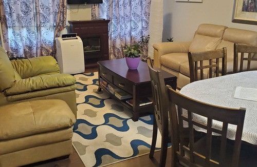 Southwest Mission House | Charming 2-bedroom house in beautiful Kelowna with WiFi, AC
